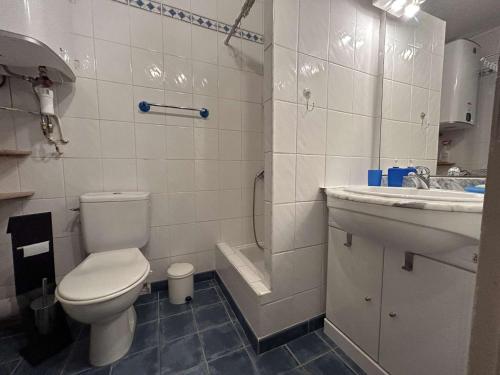 une salle de bain blanche avec des toilettes et un lavabo dans l'établissement Appartement 2 Ch, 6 Pers, Clim, Près Plage à Saint-Pierre-La-Mer - FR-1-229D-165, à Fleury