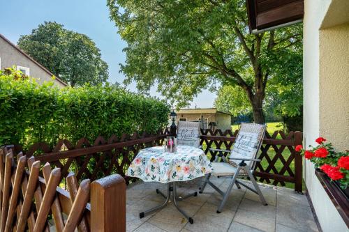 a table and two chairs on a fence at Ferienwohung Marion - Hohnstein in Rathewalde