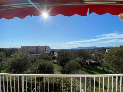 une vue depuis le balcon d'une maison dans l'établissement Le Parfum de Grasse, à Grasse