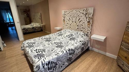 une chambre avec un lit avec une couette noire et blanche dans l'établissement Le Parfum de Grasse, à Grasse