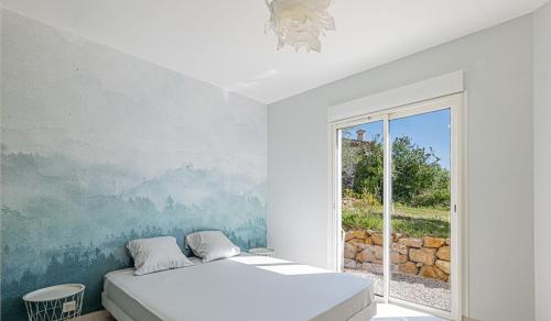 une chambre avec un lit et une fenêtre dans l'établissement Villa 8 personnes, piscine, au calme, à Grasse