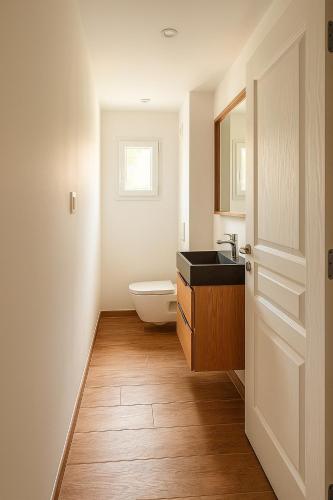 une salle de bain avec toilettes et lavabo dans l'établissement Pen Bizien, à Ploëzal