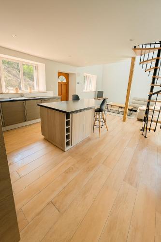 - une cuisine avec un îlot au milieu d'une pièce dans l'établissement Pen Bizien, à Ploëzal