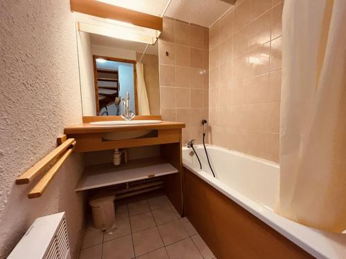 une salle de bain avec un lavabo et une baignoire dans l'établissement Duplex 8 pers, skis aux pieds à Vallandry, proche centre, balcon - FR-1-757-128, à Landry