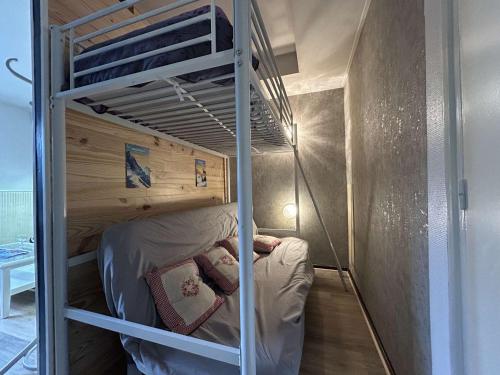 - un petit lit superposé dans une petite chambre dans l'établissement Studio 4 pers. à SuperDévoluy avec Wifi - FR-1-525-180, à Saint-Étienne-en-Dévoluy