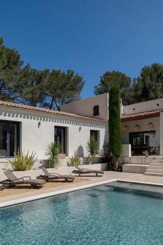 une villa avec piscine devant une maison dans l'établissement Magnifique Villa à 5 minutes d'Aix, à Aix-en-Provence