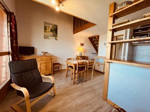 une cuisine et une salle à manger avec une table et des chaises dans l'établissement Appartement duplex avec balcon et animaux admis, proche pistes - Vallandry - FR-1-757-103, à Landry