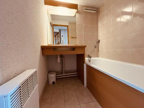 une salle de bain avec une baignoire, un lavabo et un miroir dans l'établissement Appartement duplex avec balcon et animaux admis, proche pistes - Vallandry - FR-1-757-103, à Landry