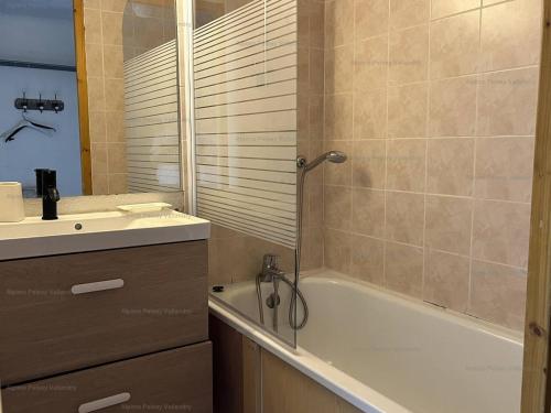 une salle de bain avec une douche, une baignoire et un lavabo dans l'établissement Appartement duplex 45m², 3 pièces, 8 pers, balcon, près des pistes, animaux admis - FR-1-757-117, à Landry