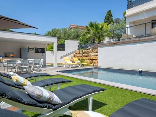 Villa Contemporaine avec Piscine et Climatisation à St Aygulf - FR-1-768-113