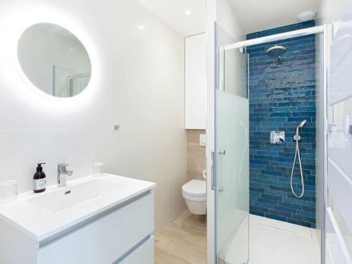 une salle de bain avec un lavabo, des toilettes et un miroir dans l'établissement Villa Contemporaine avec Piscine et Climatisation à St Aygulf - FR-1-768-113, à Fréjus