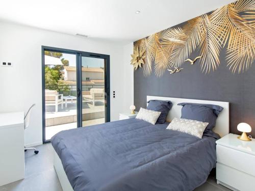 une chambre avec un grand lit avec une couette bleue dans l'établissement Villa Contemporaine avec Piscine et Climatisation à St Aygulf - FR-1-768-113, à Fréjus