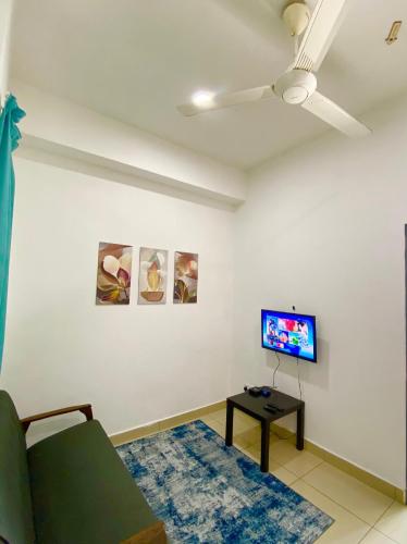 Μια τηλεόραση ή/και κέντρο ψυχαγωγίας στο Studio at Mesahill Nilai by D'KAY HOMES with Mall, near USIM KLIA