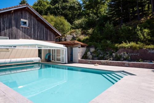 une grande piscine devant une maison dans l'établissement Chalet les moraines 8, à Le Tholy