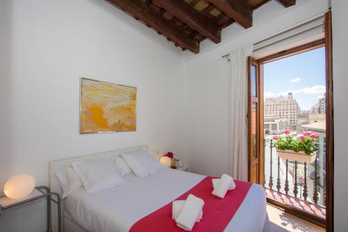 バレンシアにあるPlaza del Mercadoの白いベッドルーム(ベッド1台、バルコニー付)