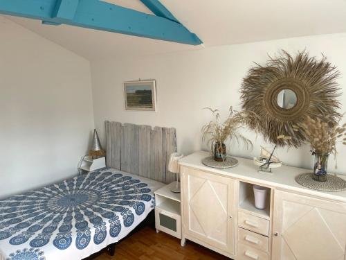 une chambre avec un lit, une commode et un miroir dans l'établissement Bagatelle House, à Arès