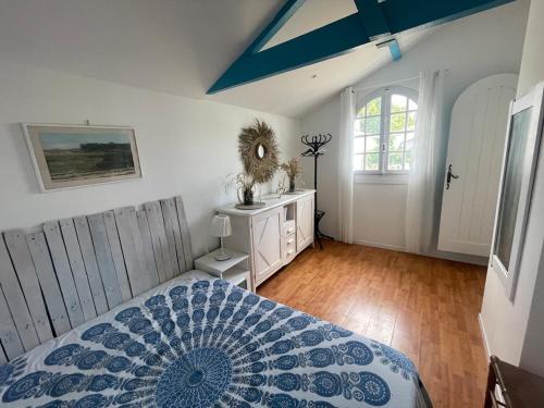 une chambre avec un lit et un plafond bleu dans l'établissement Bagatelle House, à Arès