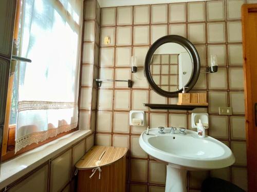 ein Badezimmer mit Waschbecken und Spiegel in der Unterkunft Villa Marina in Fort Village