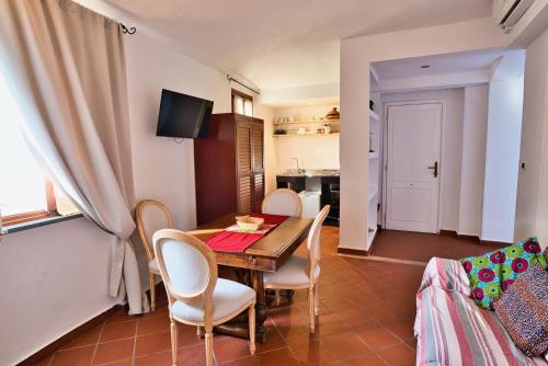 a kitchen and dining room with a table and chairs at Il Saracino boutique suites in Capraia