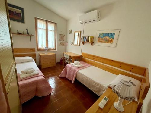 Kleines Zimmer mit 2 Betten und einem Waschbecken in der Unterkunft Villa Marina in Fort Village