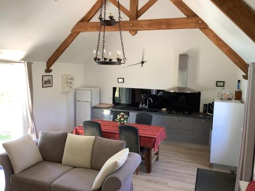 un salon avec un canapé et une table dans l'établissement Maison indépendante et privative 52m2 au calme, à Cléré-les-Pins