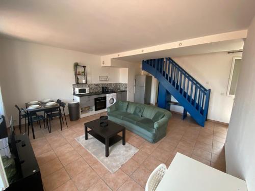- un salon avec un canapé vert et un escalier dans l'établissement FLCbm-Vieux Port-Belsunce-Duplex-2 Rooms-Lift, à Marseille