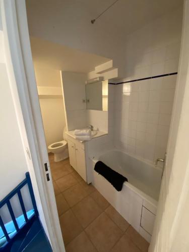 une salle de bain avec une baignoire, un lavabo et des toilettes dans l'établissement FLCbm-Vieux Port-Belsunce-Duplex-2 Rooms-Lift, à Marseille