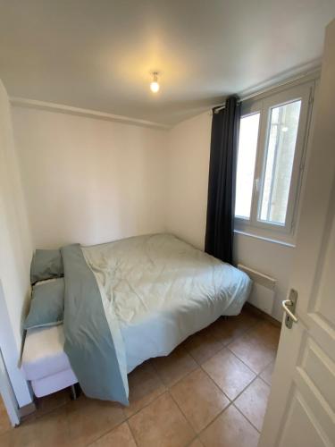 une petite chambre avec un lit et une fenêtre dans l'établissement FLCbm-Vieux Port-Belsunce-Duplex-2 Rooms-Lift, à Marseille