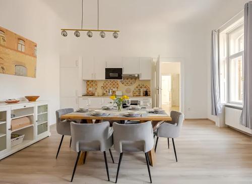 Televízia a/alebo spoločenská miestnosť v ubytovaní Brody Art Boutique Apartments