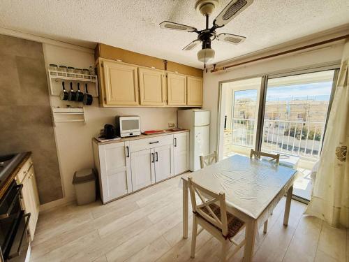 Studio Proche Plage avec Parking Privé, Secteur Falaises - FR-1-723-49