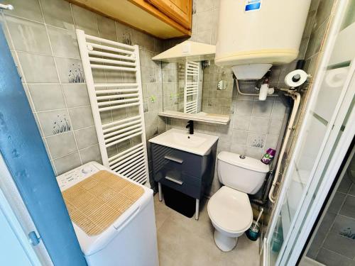 Kúpeľňa v ubytovaní Studio Proche Plage avec Parking Privé, Secteur Falaises - FR-1-723-49