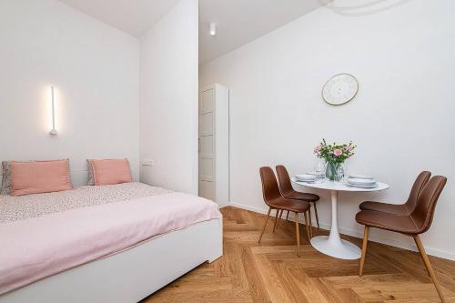 une chambre avec un lit et une table avec des chaises dans l'établissement Rudi Gare Perrache Ckeck in H24 WIFI, à Lyon
