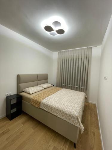 1 dormitorio con 1 cama y una luz en el techo en Apartman Vida, en Trebinje