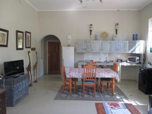 Una cocina o zona de cocina en Leopard Tree Retreat