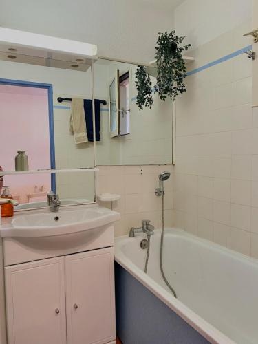 une salle de bain avec un lavabo et une baignoire dans l'établissement Lovely studio with sea view, à Sainte-Maxime