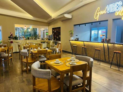 Hotel Suiza في ترماس دي ريو هوندو: مطعم به طاولات وكراسي وبار