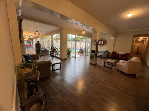 Hotel Suiza في ترماس دي ريو هوندو: غرفة معيشة مع لوبي فيه كنب وكراسي
