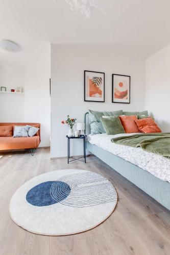 une chambre avec un lit et un tapis au sol dans l'établissement Suite Joka Part Dieu Wifi Check in H24, à Fourvière