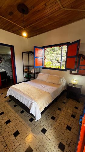 SevillaにあるHotel Hacienda Inglaterraの窓のある大きなベッドのある寝室