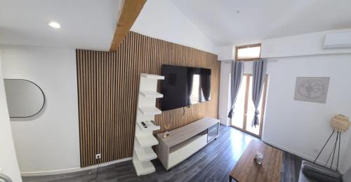 3P Cozy Movie Room Historic Heart of Clermont