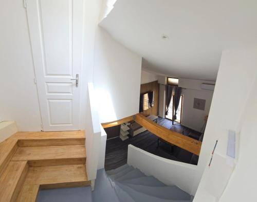 - une vue depuis le haut d'un escalier dans une maison dans l'établissement 3P Cozy Movie Room Historic Heart of Clermont, à Clermont-lʼHérault