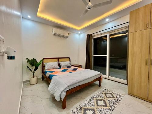 Ένα ή περισσότερα κρεβάτια σε δωμάτιο στο Moksha A luxury 2BHK with Ganga view