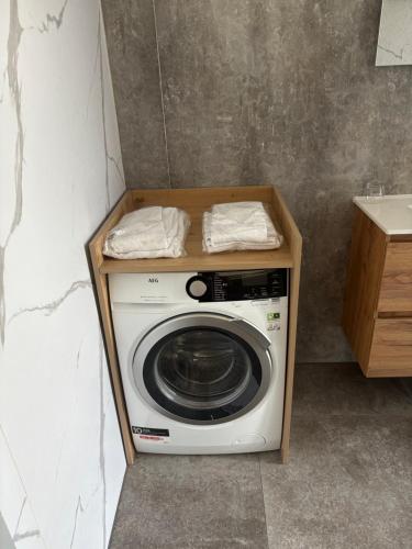 a washer and dryer in a small room at Appartementen De Helling 44 in Heeg
