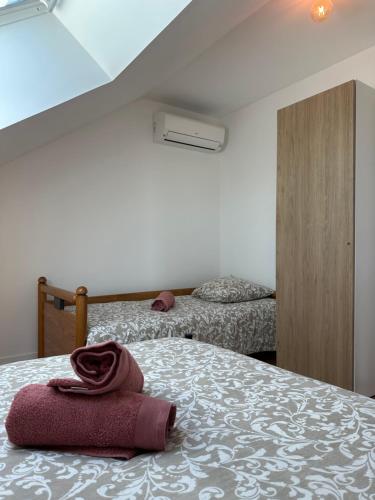 Ένα ή περισσότερα κρεβάτια σε δωμάτιο στο Maison familiale, 13 lits, 3 SDB, parking gratuit, jardin, terrasse