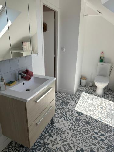 Ένα μπάνιο στο Maison familiale, 13 lits, 3 SDB, parking gratuit, jardin, terrasse