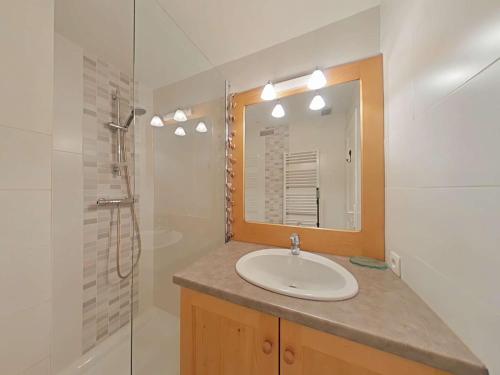 une salle de bain avec un lavabo, une douche et un miroir dans l'établissement Appt cosy 3 pièces avec mezzanine - 6 couchages, parking, animaux admis - Grand Bornand - FR-1-241-104, au Grand-Bornand