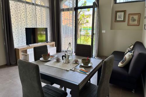 Ruang duduk di Romanino House Mountain Lake Iseo Hospitality