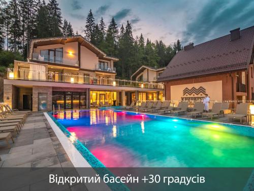 Bazén v ubytování Karpatski Hotel & Spa nebo v jeho okolí