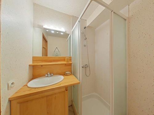 une salle de bain avec un lavabo et une douche dans l'établissement Appartement cosy 2 pièces, 6 couchages, animaux acceptés, casier à skis, centre proche - FR-1-241-193, au Grand-Bornand