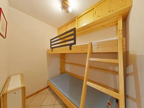 Ce lit superposé se trouve dans une petite chambre avec un escalier. dans l'établissement Appartement cosy 2 pièces, 6 couchages, animaux acceptés, casier à skis, centre proche - FR-1-241-193, au Grand-Bornand